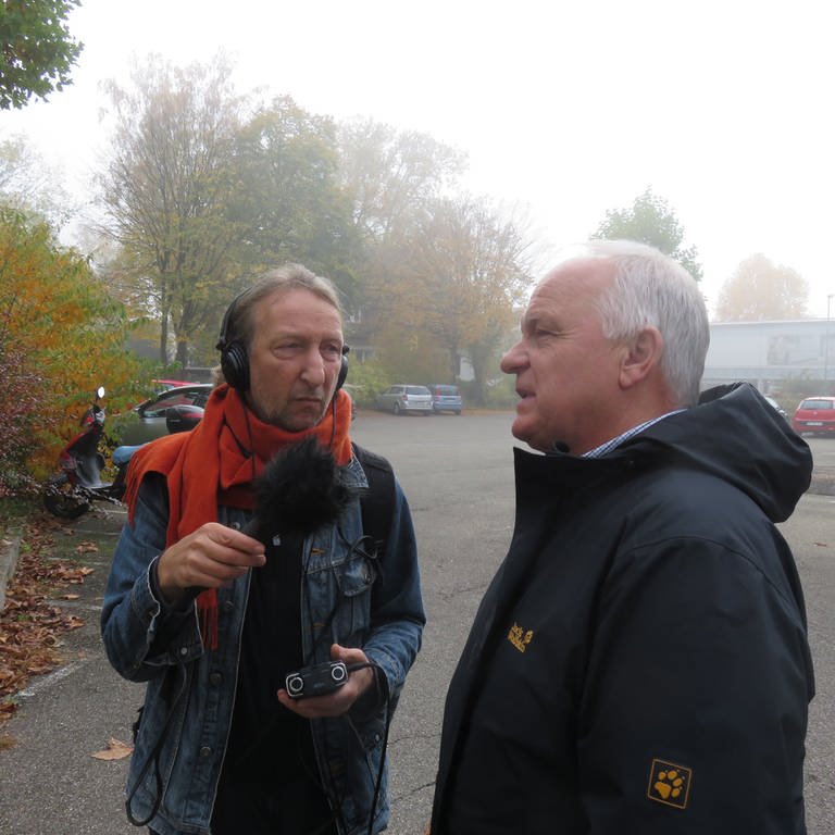 Autor Charly Kowalczyk und Klaus Freudenberger von der Diakonie Kork (Foto: Gebhard Stein)