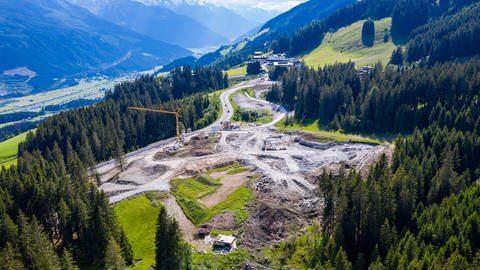 Baustelle des Chalet-Grossprojektes in den Kitzbüheler Alpen, aus der Vogelperspektive.  (Foto: IMAGO, Eibner Europa)
