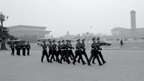 Militärparade (Foto: Unsplash / Hennie Stander)