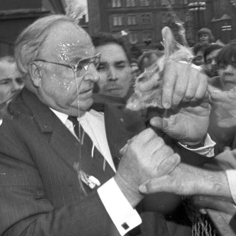 Eierwurf auf den ehemaligen Bundeskanzler Helmut Kohl (Archivfoto vom 10.05.1991) (Foto: picture-alliance / Reportdienste, picture alliance / dpa | Peter Kneffel)