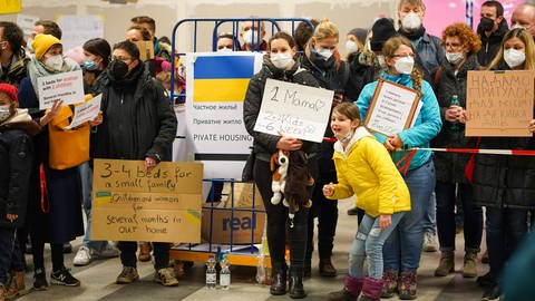 Ukrainische Flüchtlinge werden am Berliner Hauptbahnhof willkommen geheißen von Privatpersonen, die Unterkünfte anbieten. (Foto: IMAGO, IMAGO / Stefan Zeitz)