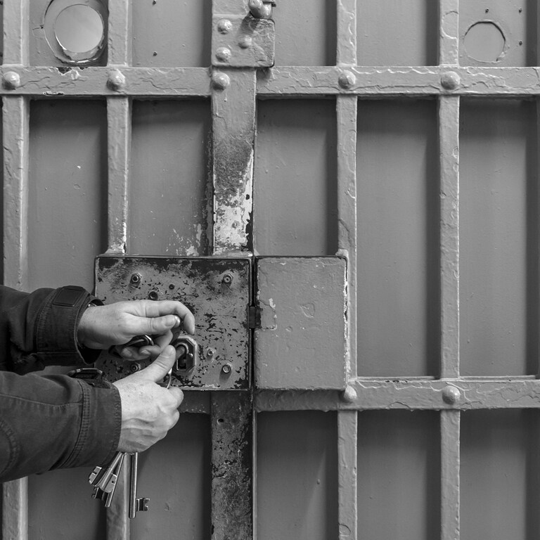 Die Gefängnistür wird aufgeschlossen (Foto: IMAGO, IMAGO/ Südtirolfoto)