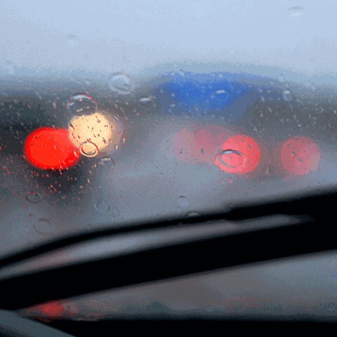 Strömender Regen auf Windschutzscheibe (Foto: IMAGO, IMAGO/MiS)