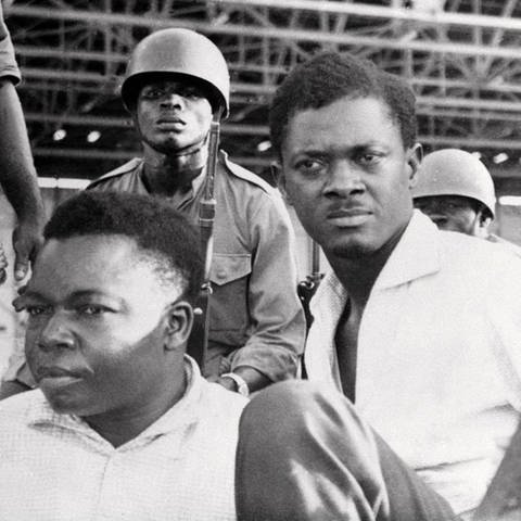 Ein Bild von 1960: Patrice Lumumba wir von kongolesischen Soldaten in Leopolville festgenommen. (Foto: IMAGO, IMAGO / Belga)