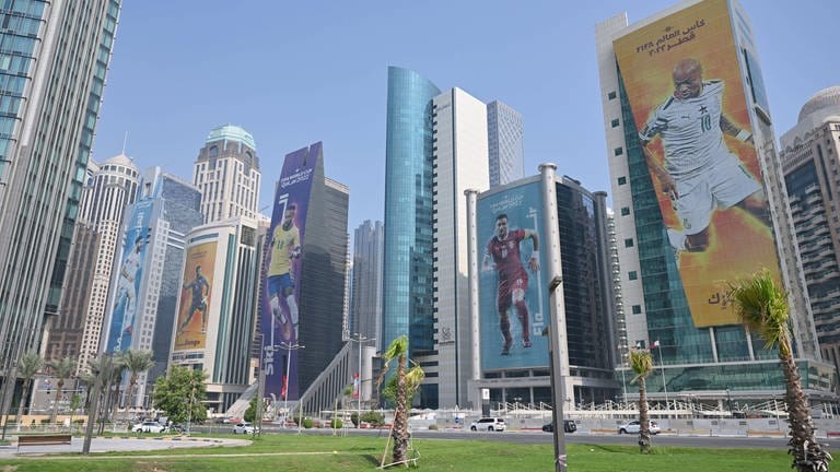 Riesige Banner mit Fußballstars bedecken die Fasaden von Wolkenkratzern in Doha, Katar (Foto: IMAGO, Simon Holmes)