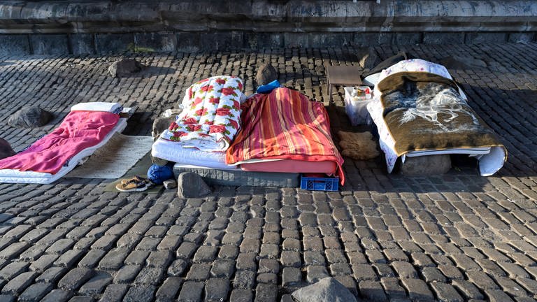Wachsende Obdachlosigkeit in Deutschlans. Betten von Obdachlosen unter einer Brücke. (Foto: IMAGO, Joerg Boethling)