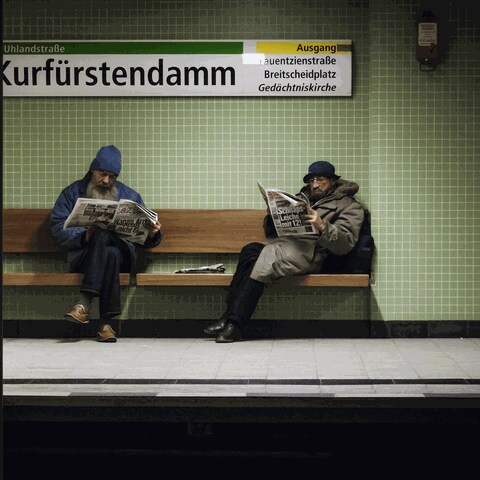 Zwei Männer auf einer Bank am Bahnhof (Foto: Unsplash / Vidar Nordli-Mathisen)