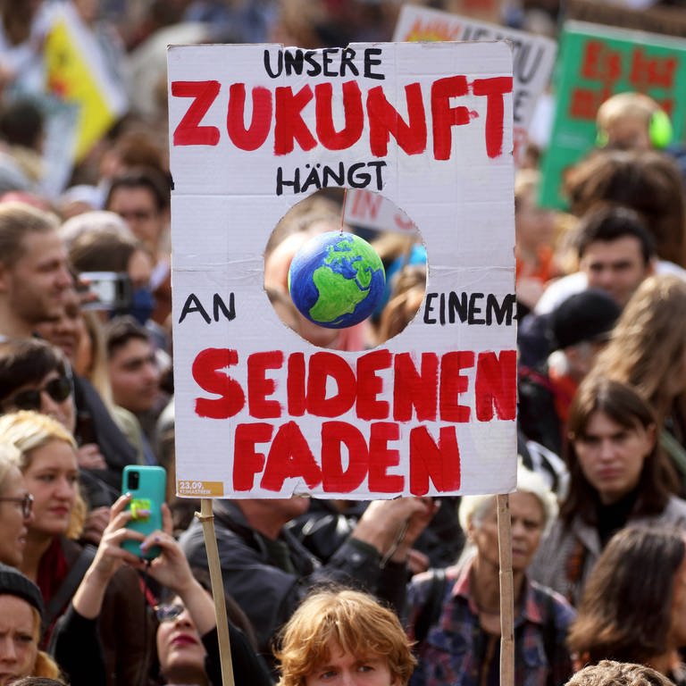 Globaler Klimastreik mit Aktionen von FRIDAYS FOR FUTURE am 23.09.2022 in Berlin. Klimaaktivist*innen fordern umfassende politische Maßnahmen um den Klimawandel aufzuhalten. (Foto: IMAGO, Müller-Stauffenberg)