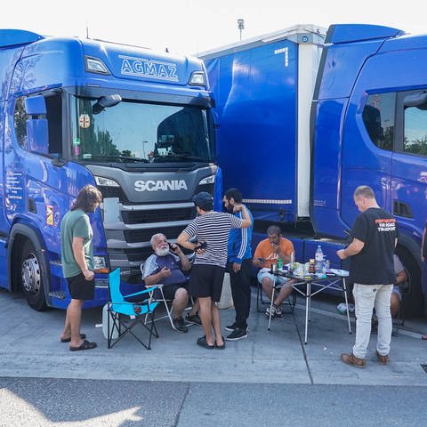 Ausbeutung auf der Autobahn, Lohndumping und Zwangsarbeit: Trucker aus Osteuropa streiken vor den LKWs. (Foto: IMAGO, Marc Schüler)