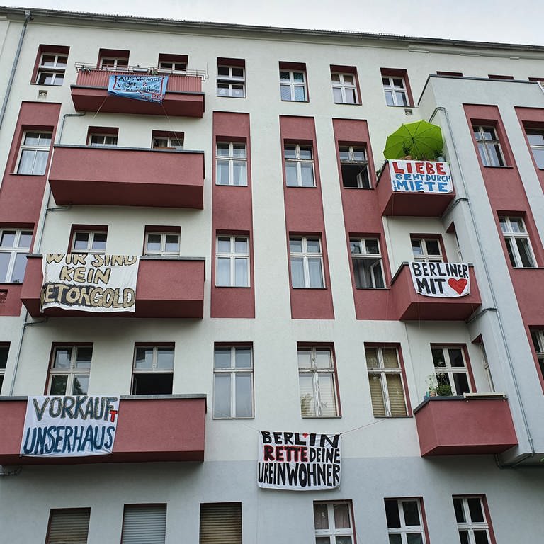 Fassade des Mietshauses in der Schönhäuser Allee Berlin mit Bannern (Foto: Klaus Schirmer (Privat))