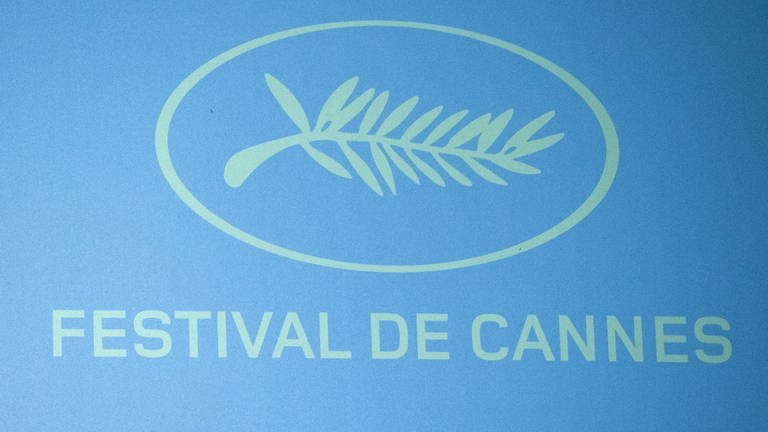 Das Logo des Filmfestivals in Cannes bei der offiziellen Pressekonferenz zum Festival-Programm 2021. (Foto: picture-alliance / Reportdienste, picture alliance / abaca | Marechal Aurore/ABACA)