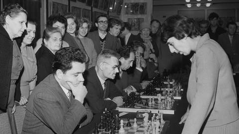Nona Gaprindaschwili 1962 beim Simultanschach in Moskau (Foto: picture-alliance / Reportdienste, Mastuykov, Cheredintsev/TASS | Valentin Mastuykov, Valentin Cheredintsev)