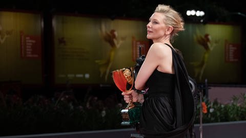 Cate Blanchett mit der Coppa Volpi bei den Filmfestspiele Venedig 2022 (Foto: IMAGO, NurPhoto)