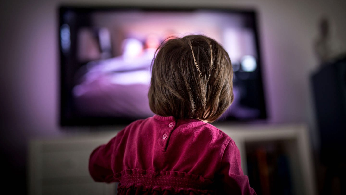 Ein Kind glotzt TV