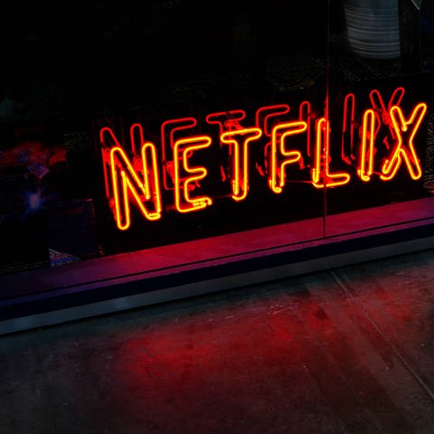 Netflix-Logo leuchtend (Foto: IMAGO, IMAGO / YAY Images)