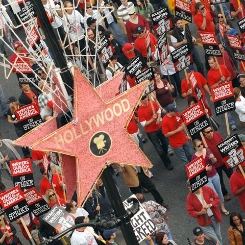 Mitglieder der Writers Guild of America (WGA) beim Streik 2007 auf dem Hollywood Boulevard  (Foto: picture-alliance / Reportdienste, picture-alliance/ dpa | Abaca Hahn)