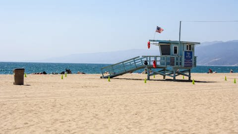 Strand in Santa Monica – Hauptattraktion der Stadt ist der Santa Monica Pier mit dem schon von weitem sichtbaren Freizeitpark. Arte Dokumentation „California! Zwischen Utopie und Realität“ (Foto: arte, Kay Siering)