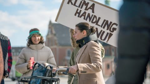 Serie „Borgen - Macht und Ruhm“: Birgitte (Sidse Babett Knudsen, re.) spricht mit Aktivistinnen und Aktivisten einer Klimademonstration. (Foto: arte, Foto: Mike Kollöffel)