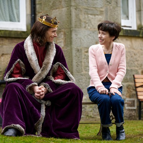 Harry Lloyd (l) als Richard III und Sally Hawkins als Philippa Langley in einer Szene des Films «The Lost King» (undatierte Filmszene). (Foto: picture-alliance / Reportdienste, picture alliance/dpa/X Verleih | Graeme Hunter)