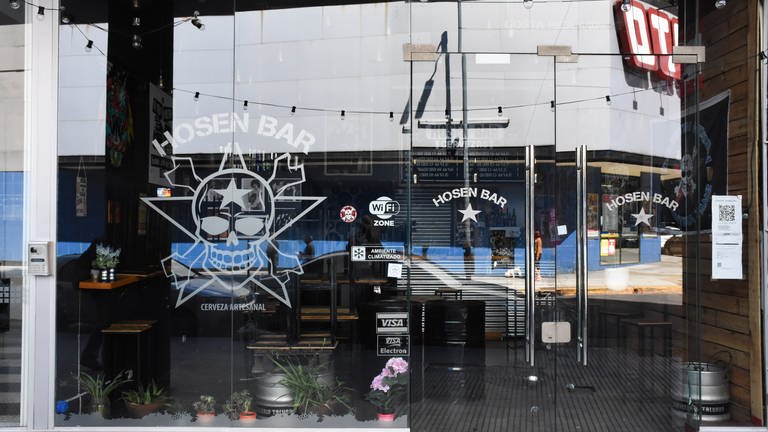 Außenansicht einer Bar mit Emblem der Band „Die Toten Hosen“ (Foto: SWR, Walter Filz)