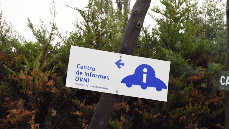 OVNI – Objeto volador no identificado. Wegweiser zum UFO-informations-Zentrum in Capilla del Monte. (Foto: SWR, Walter Filz)