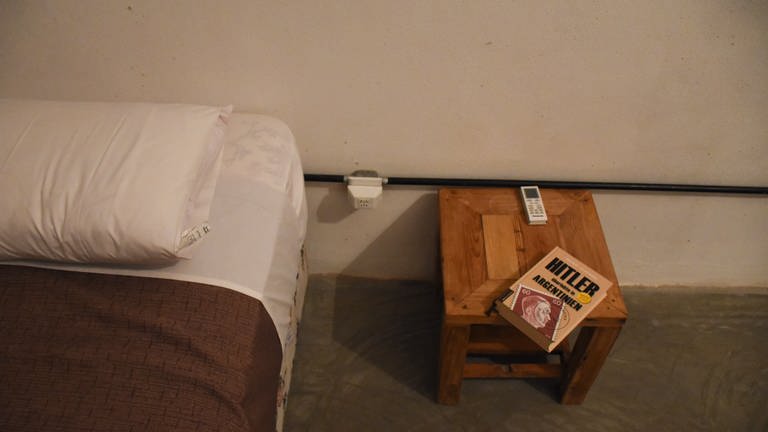 Nachttisch mit Buch „Hitler überlebte in Argentinien“ (Foto: SWR, Walter Filz)