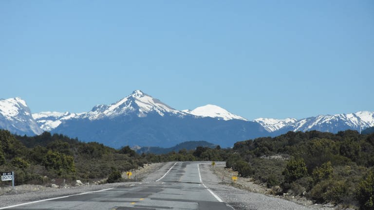 Strasse in Patagonien, im Hintergrund schneebedeckte Berge (Foto: SWR, Walter Filz)