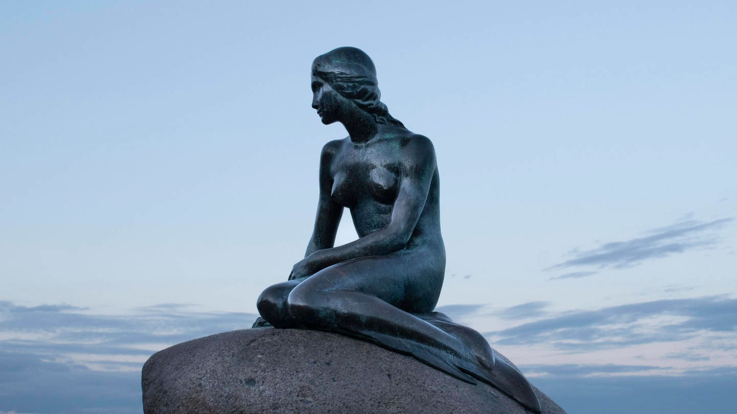Die kleine Meerjungfrau - Statue in Kopenhagen (Foto: IMAGO, imago images/imagebroker)