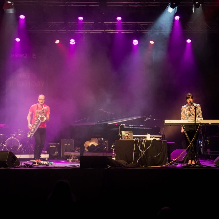 Saxofonist und singende Keyboarderin auf Bühne (Foto: SWR, E-Werk Freiburg - Marc Doradzillo)