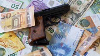 Banknoten und Pistole (Foto: imago images, imago images)