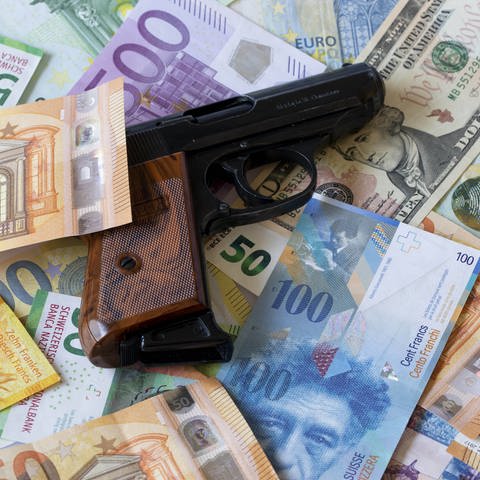 Banknoten und Pistole (Foto: IMAGO, imago images)