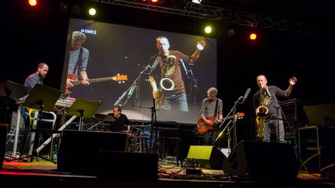 Musiker auf der Bühne, mit Videoprojektion (Foto: SWR, SWR - Marc Doradzillo)