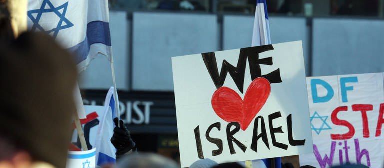 Plakat auf Demo mit Aufschrift "We Love Israel" (Foto: imago images, suedraumfoto)