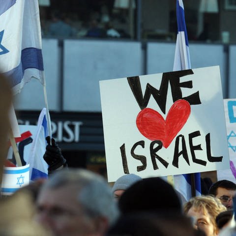 Plakat auf Demo mit Aufschrift "We Love Israel" (Foto: imago images, suedraumfoto)