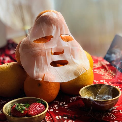 Maske über Orangen (Foto: Mia Spengler)