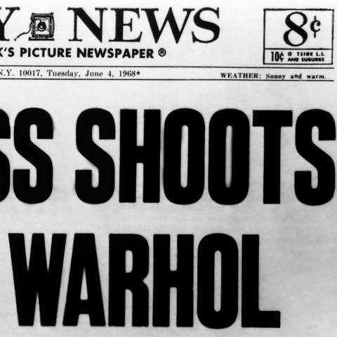 Zeitungsüberschrift der Daily News zum Attentat von Valerie Solanas auf Andy Warhol (Foto: IMAGO, Courtesy Everett Collection)