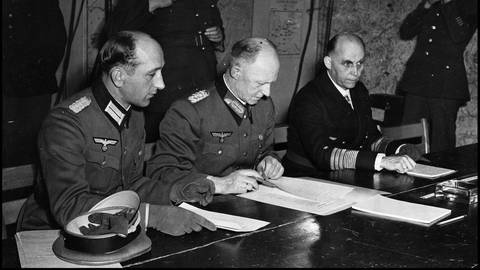 Im Obersten Hauptquartier der Alliierten Streitkräfte in Reims, Frankreich unterzeichnet General Alfred Jodl am 7. Mai 1945 die Bedingungen für die bedingungslose Kapitulation des nationalsozialistischen Deutschlands. (Foto: imago images, Leemage)