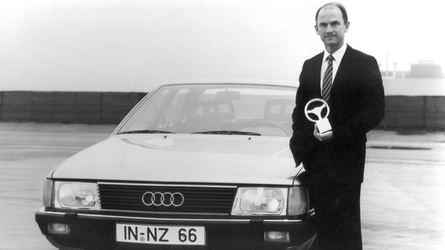 Audi-Vorstandsmitglied (Technische Entwicklung) Ferdinand Piëch Anfang der Achtzigerjahe mit einem Goldenen Lenkrad in der Hand neben einem Audi 100. (Foto: picture-alliance / Reportdienste, Audi Nsu Auto Union AG)