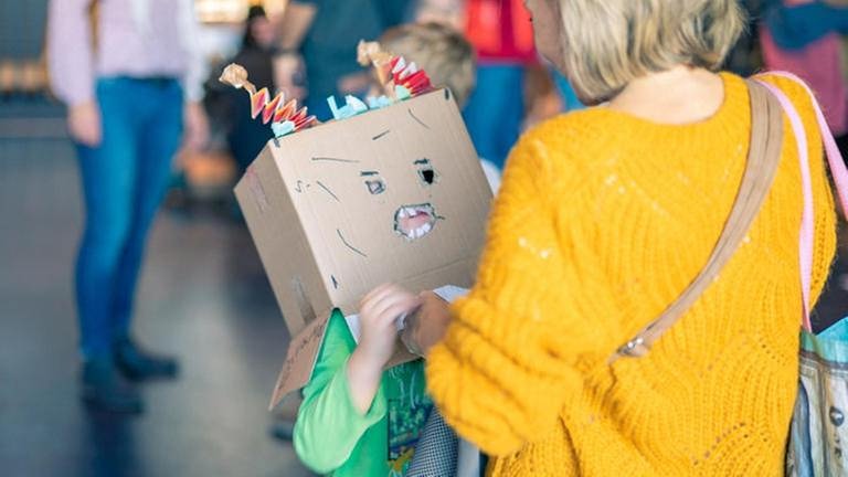 Kind, verkleidet mit einem Roboter-Kopf aus Pappkarton beim ARD Kinderhörspieltag 2018 (Foto: SWR, SWR - Oliver Reuther)