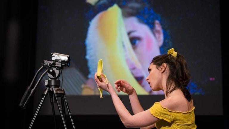 Frau mit Banane in der Hand vor der Kamera (Foto: SWR, E-Werk Freiburg - Marc Doradzillo)