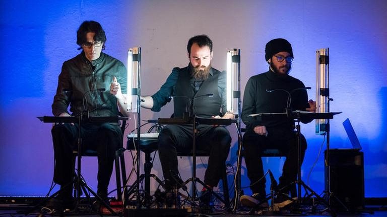 Drei Männer mit Neonlichtern auf der Bühne (Foto: SWR, E-Werk Freiburg - Marc Doradzillo)