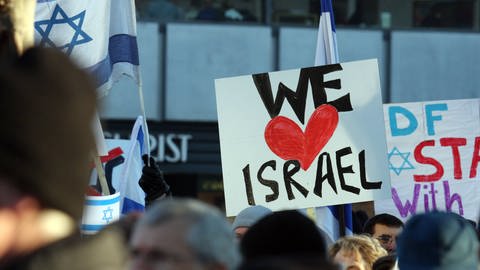 Plakat auf Demo mit Aufschrift "We Love Israel" (Foto: IMAGO, suedraumfoto)