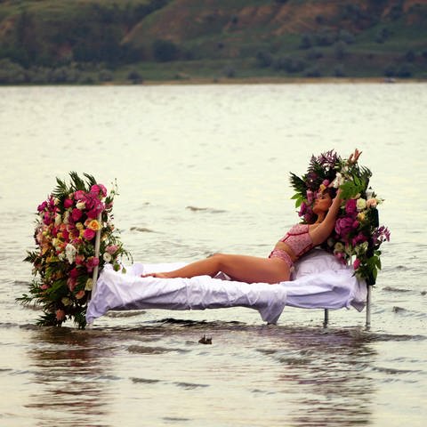 Atme - Eine Frau liegt auf einem Bett im See (Foto: IMAGO, imago)