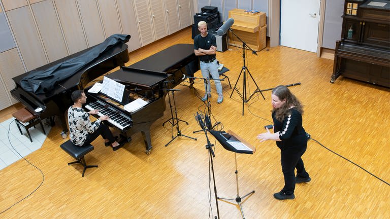 v.l.n.r.: Alessandro Praticò (Klavier); Noam Brusilovsky (Regie); Lucia Lucas (Foto: SWR, Björn Pados)