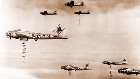März 1945 - Flugzeuge der 401. Bombengruppe der US Army Air Force werfen Bomben auf Deutschland ab (Foto: IMAGO, Vernon Lewis Gallery / Stocktrek Images)