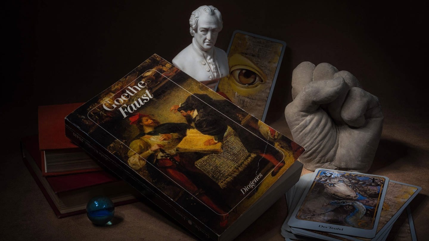 Stillleben mit Büchern, Glaskugel, Tarotkarten, Goethe-Büste und das Buch Faust