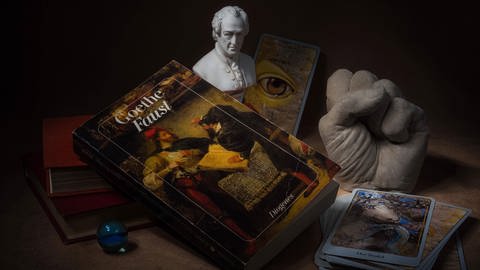 Stillleben mit Büchern, Glaskugel, Tarotkarten, Goethe-Büste und das Buch Faust (Foto: IMAGO, imagebroker/Helmut Hess)
