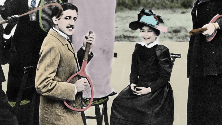 Marcel Proust mit Tennisschläger als Gitarre (Foto: IMAGO, Leemage)