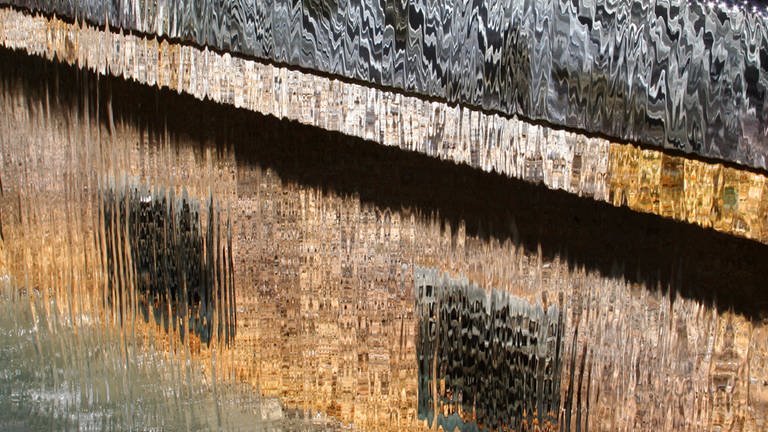 Wasserkaskade mit verschwommenem Hintergrund (Foto: IMAGO, YAY Images)