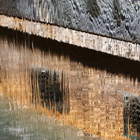 Wasserkaskade mit verschwommenem Hintergrund (Foto: IMAGO, YAY Images)